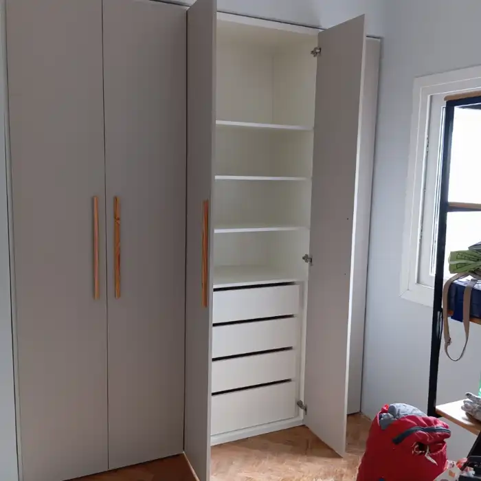 Placard Puerta Marrón con Cajoneras y Estantes